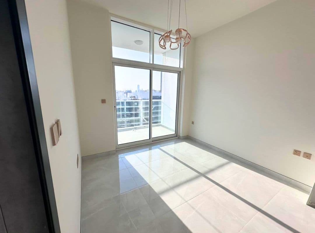 SPACIOUS LIVING | SEMI FURNISHED | HIGH FLOOR — view 3