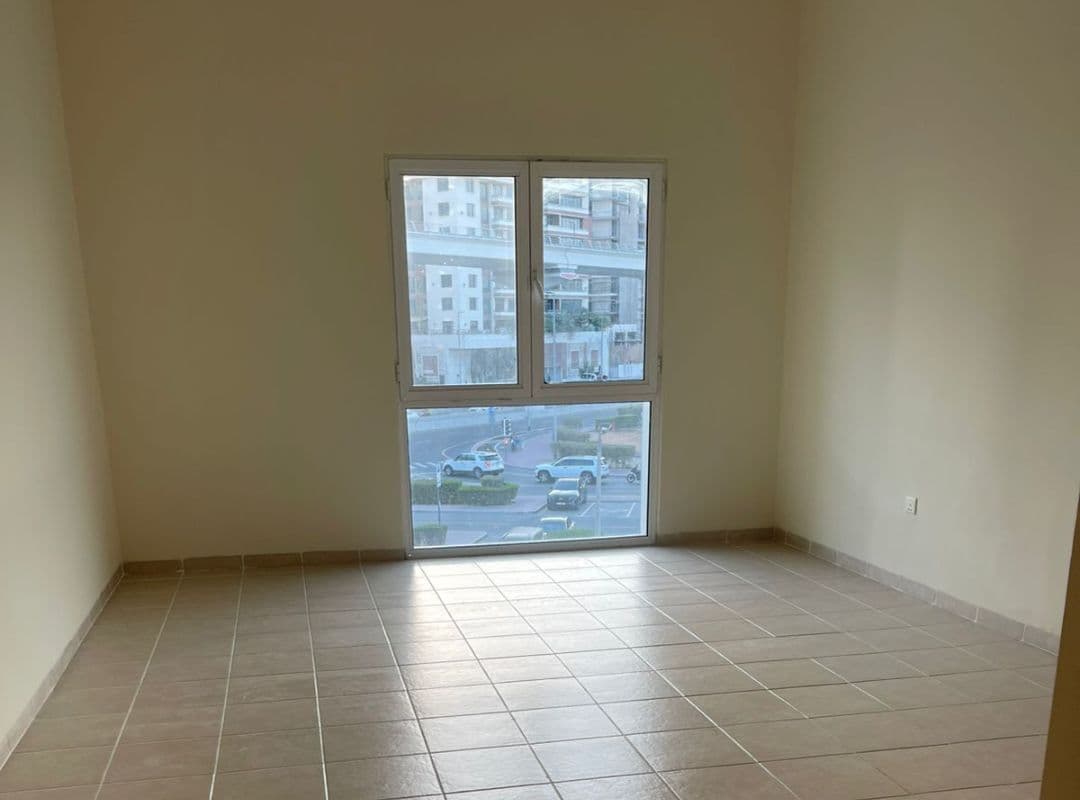 SPACIOUS APARTMENT | UNFURNISHED | PRIME LOCATION — view 2