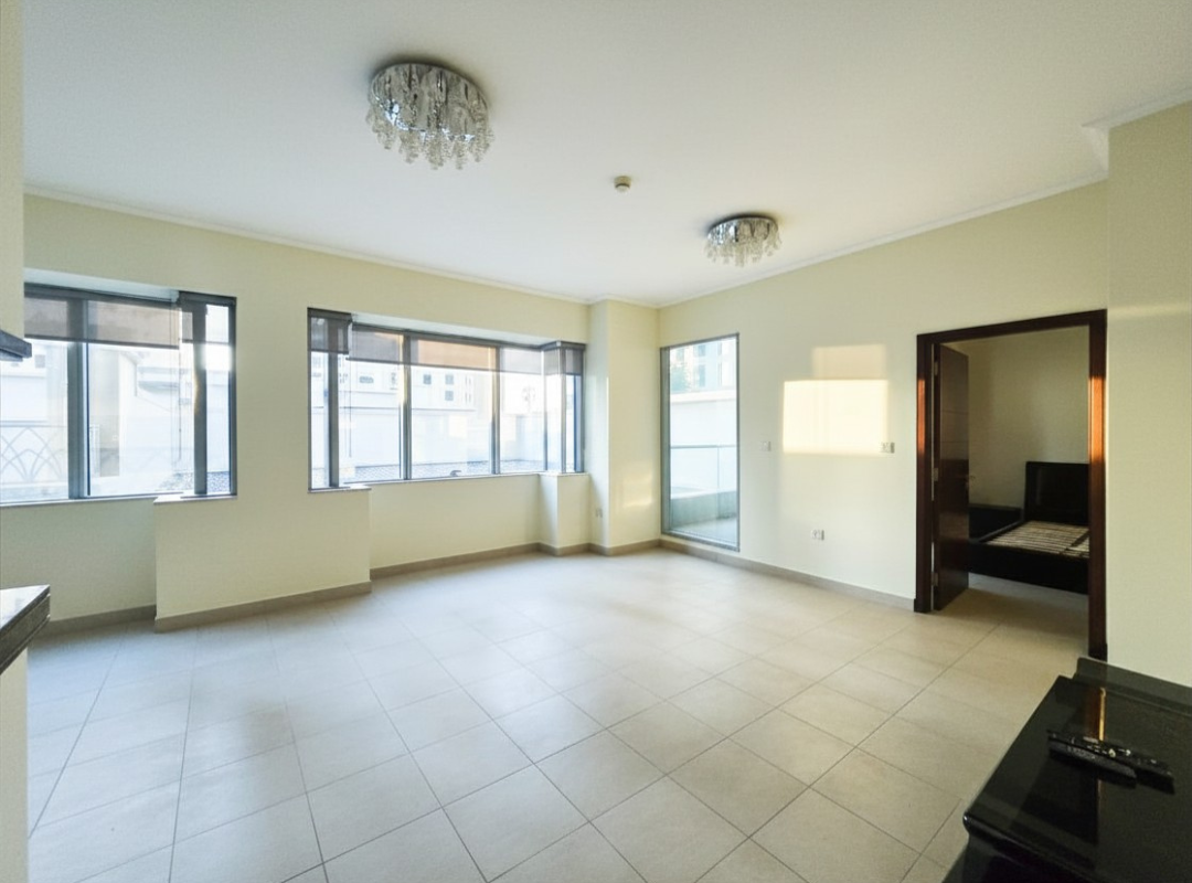 HUGE LAYOUT | SEMI FURNISHED | BALCONY — view 2