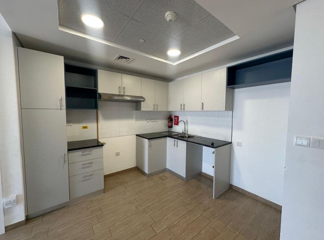 CHILLER FREE | UNFURNISHED | CLOSE TO METRO — view 2
