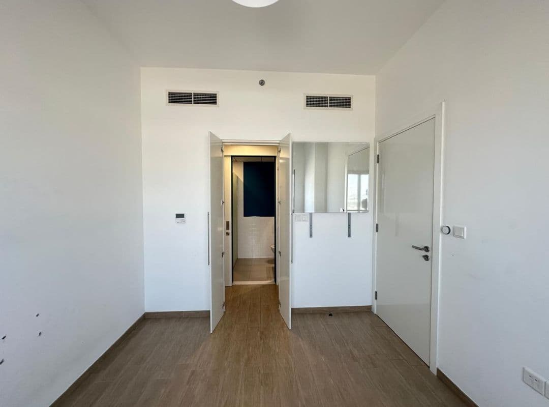 CHILLER FREE | UNFURNISHED | CLOSE TO METRO — view 4