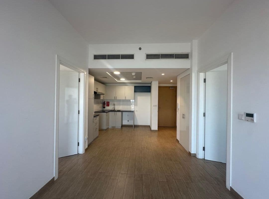 CHILLER FREE | UNFURNISHED | CLOSE TO METRO — view 3