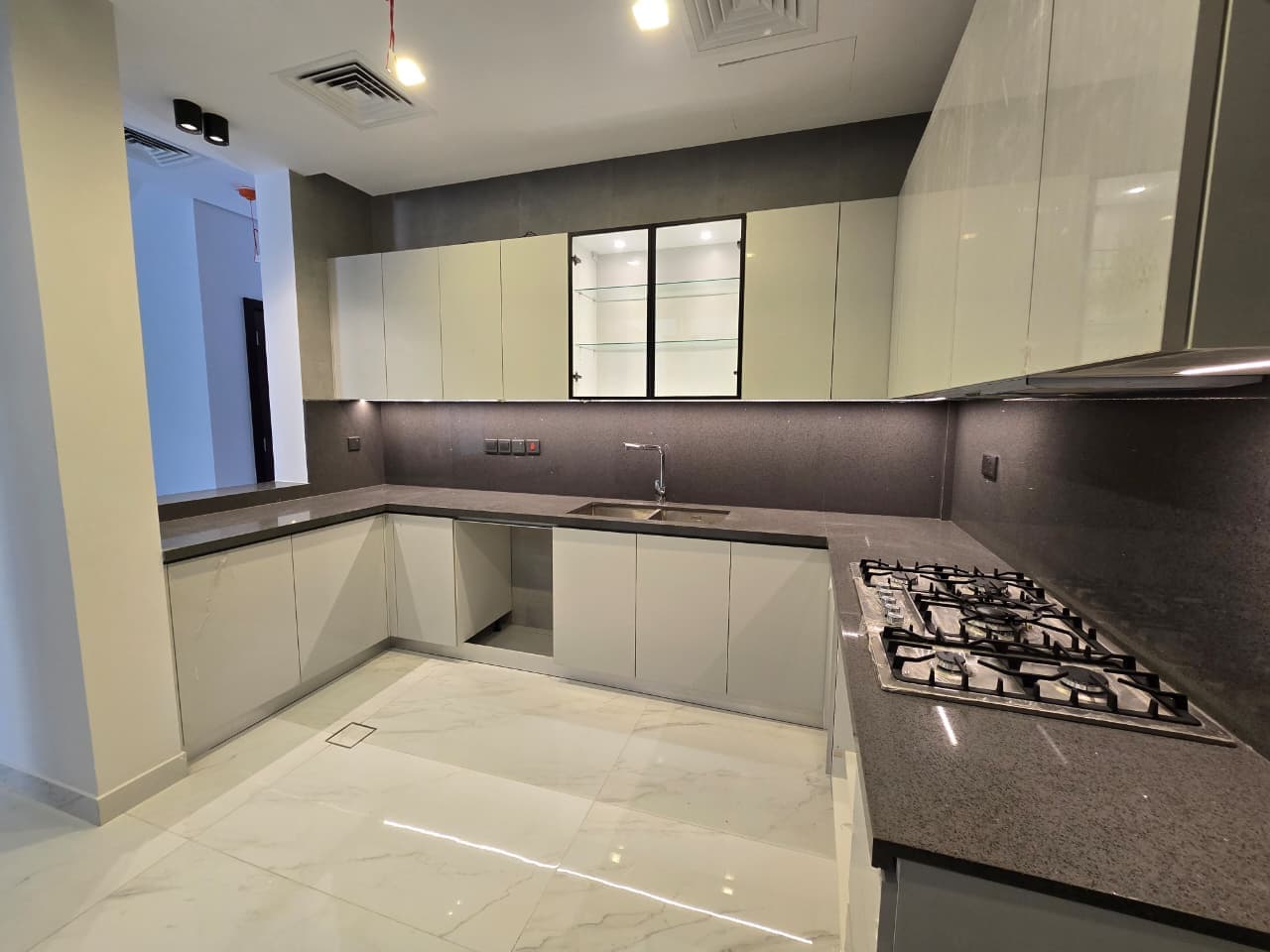 SPACIOUS LIVING | PRIVATE GARDEN | CLOSED KITCHEN — view 5