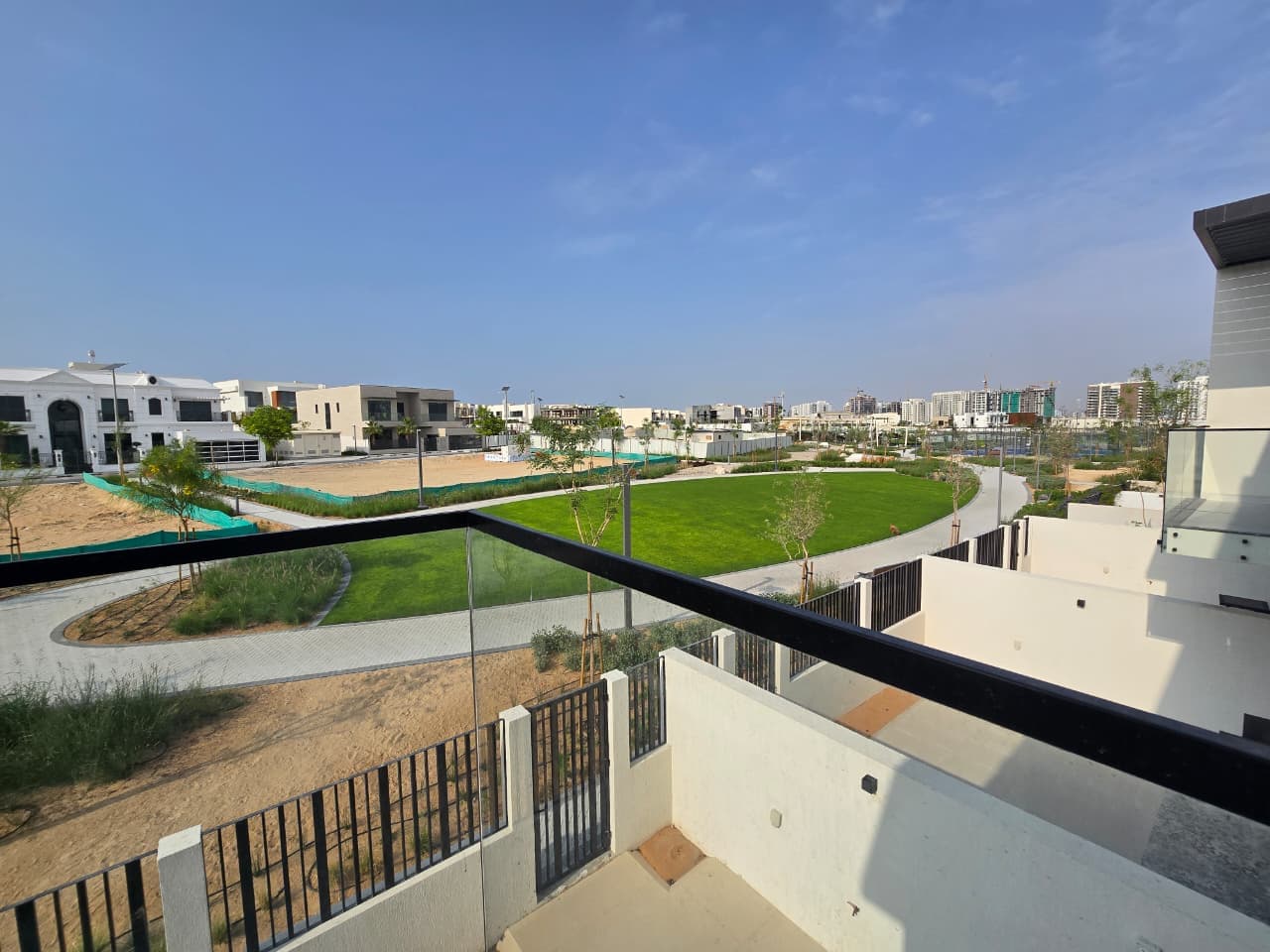 SPACIOUS LIVING | PRIVATE GARDEN | CLOSED KITCHEN — view 4