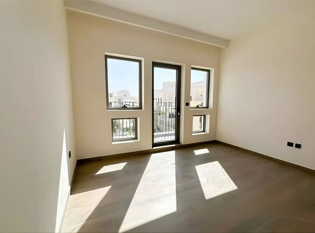 BRAND NEW | SPACIOUS LIVING | READY TO MOVE IN — view 4