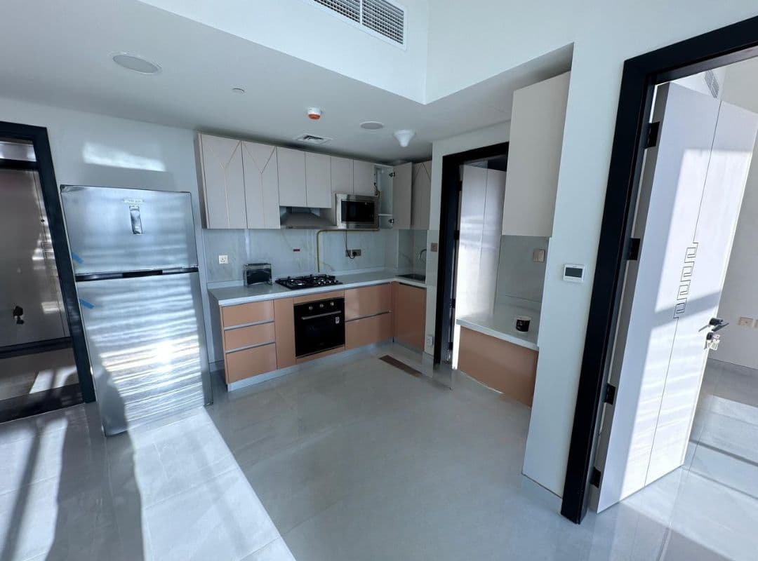 SPACIOUS LIVING | SEMI FURNISHED | HIGH FLOOR — view 4