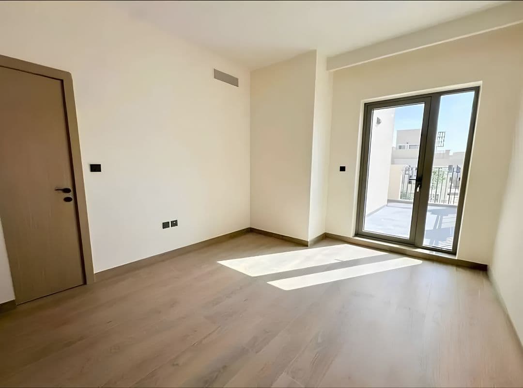 BRAND NEW | SPACIOUS LIVING | READY TO MOVE IN — view 5