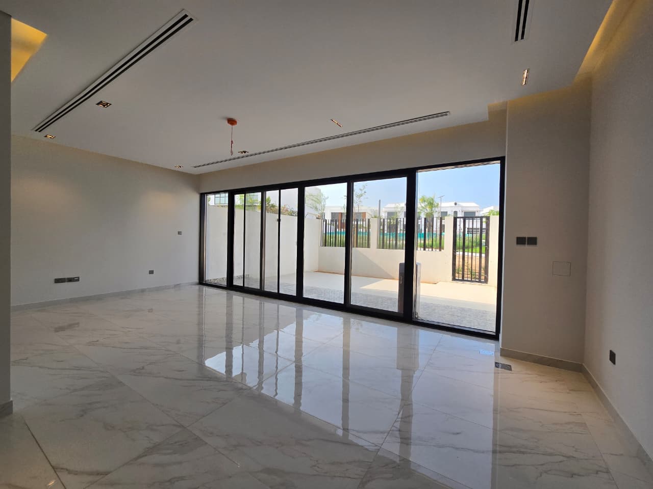 SPACIOUS LIVING | PRIVATE GARDEN | CLOSED KITCHEN — view 2