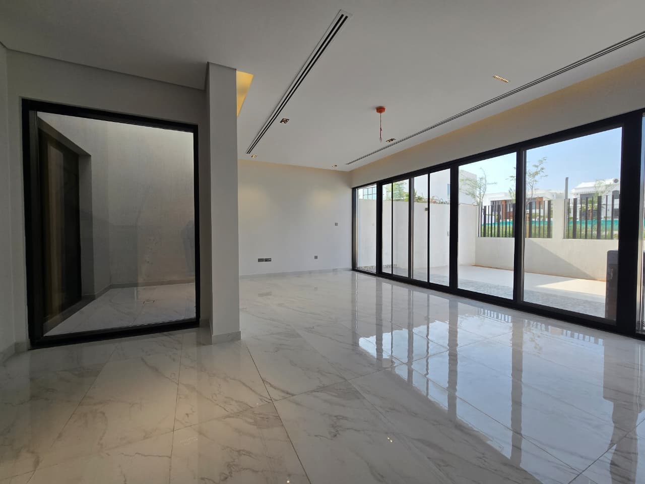 SPACIOUS LIVING | PRIVATE GARDEN | CLOSED KITCHEN