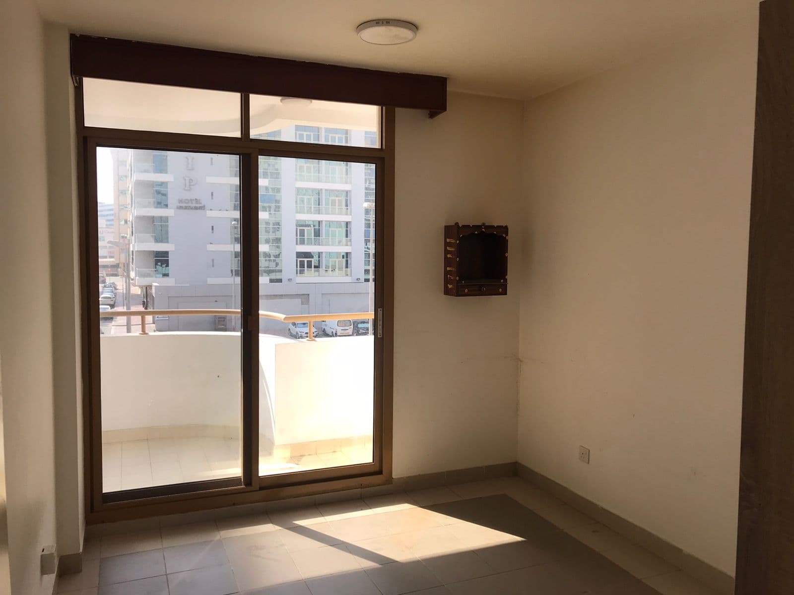 UNFURNISHED | SPACIOUS | CLOSE TO METRO — view 5