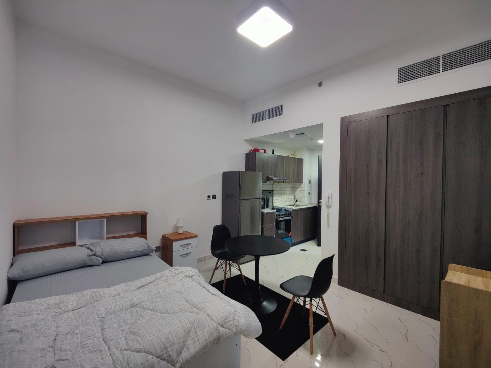 PRIME LOCATION | WELL MAINTAINED | FURNISHED — view 4