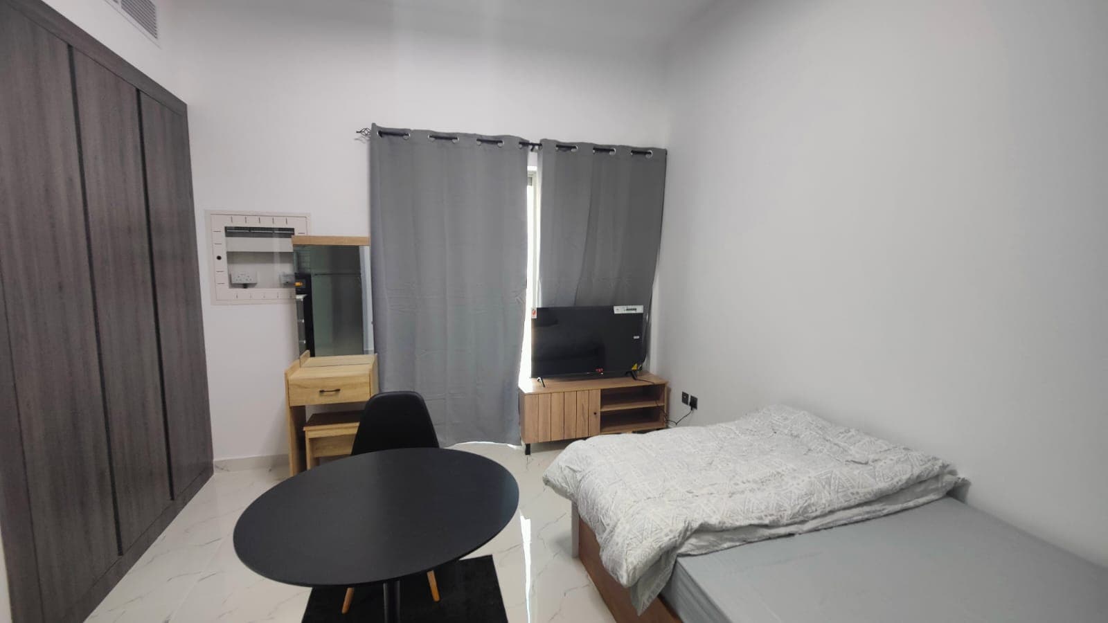 PRIME LOCATION | WELL MAINTAINED | FURNISHED — view 2