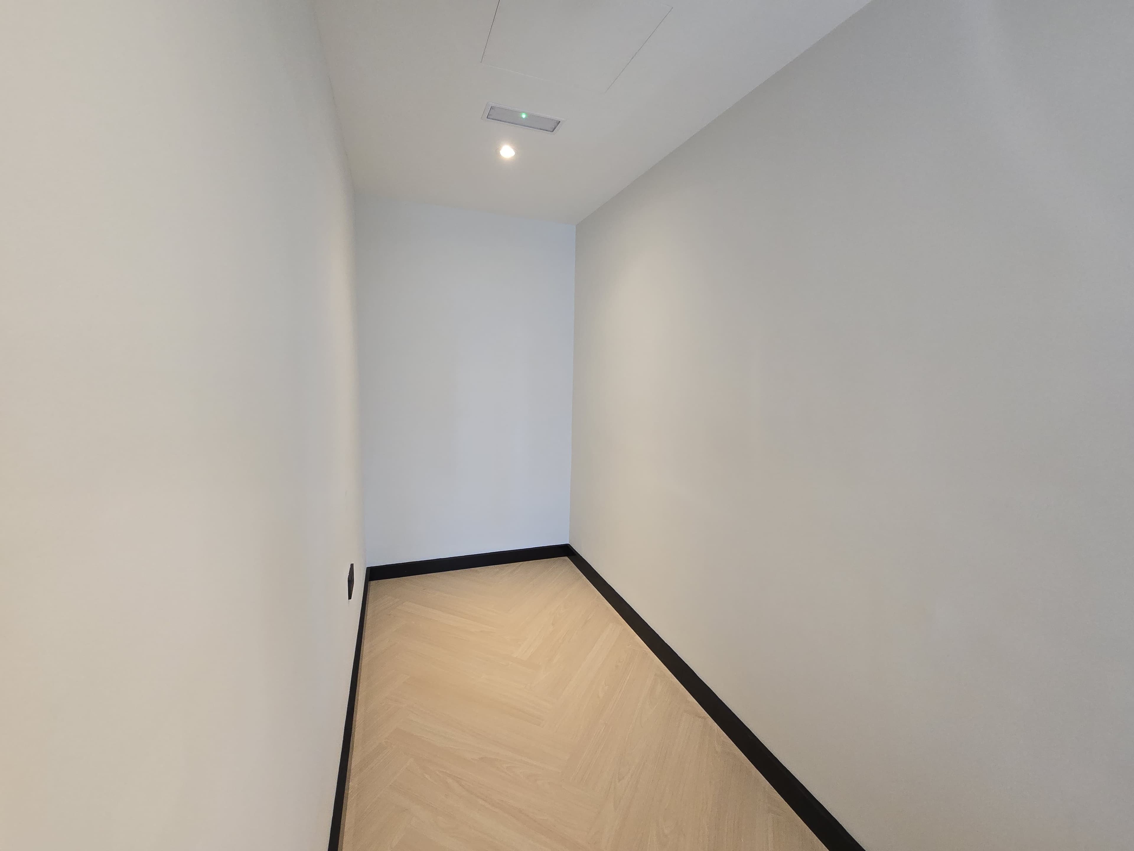 Fully Fitted Spacious Office for Rent in One Lake Plaza, view 4