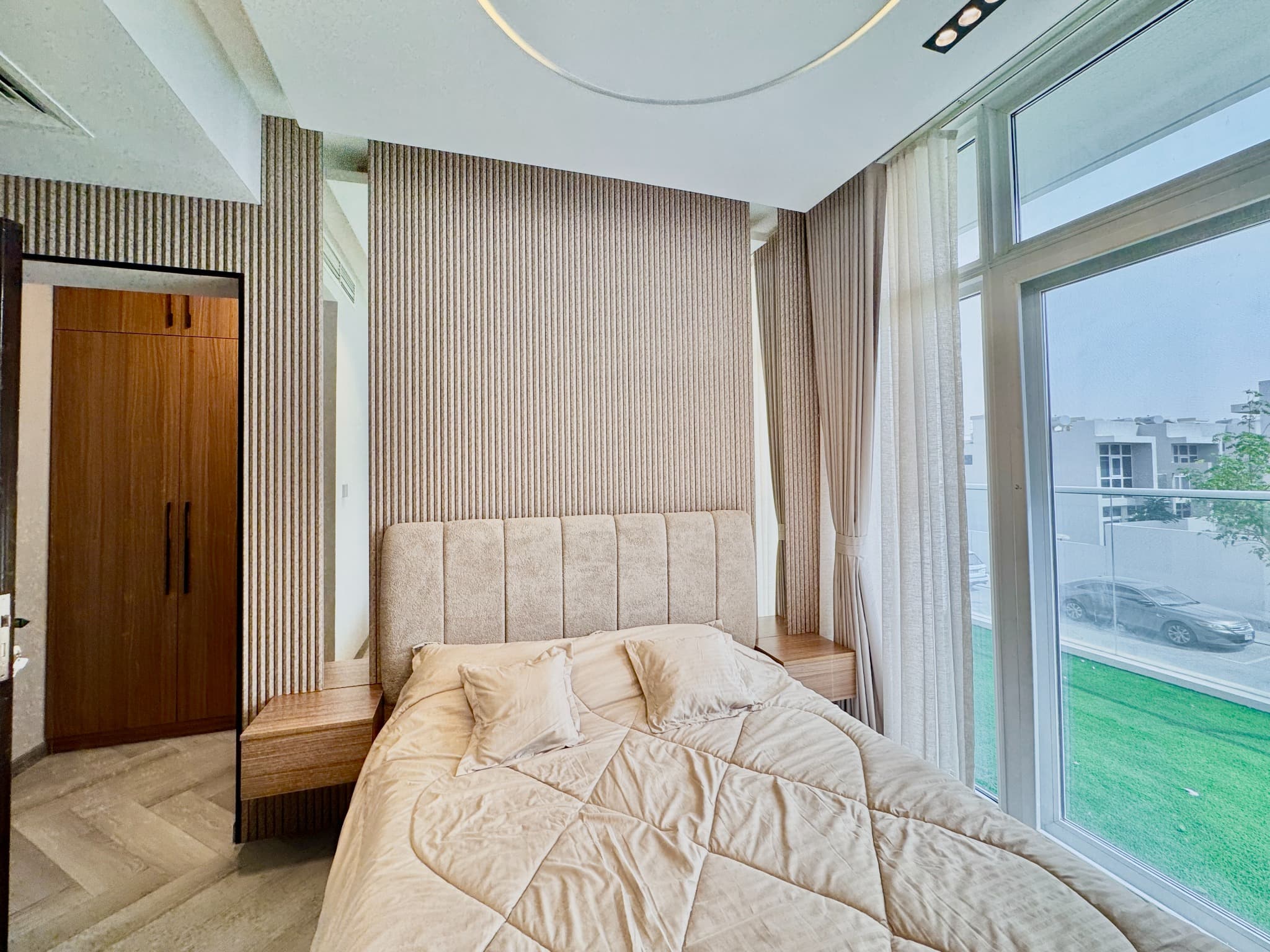 FULLY UPGRADED | SINGLE ROW | VACANT ON TRANSFER — view 4