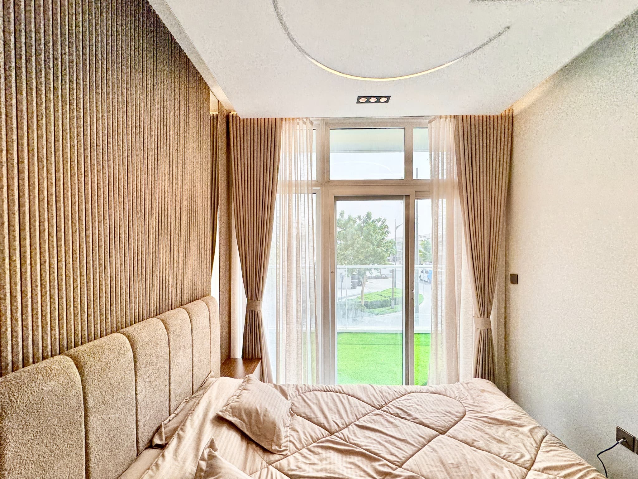 FULLY UPGRADED | SINGLE ROW | VACANT ON TRANSFER — view 3