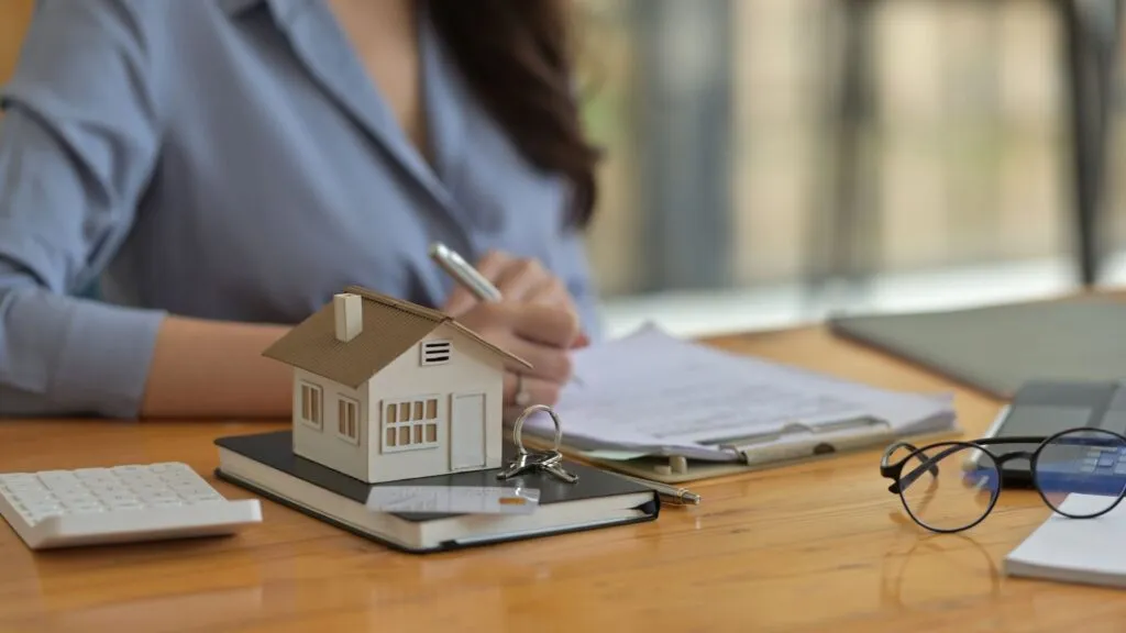 Signing a tenancy lease agreement in Dubai